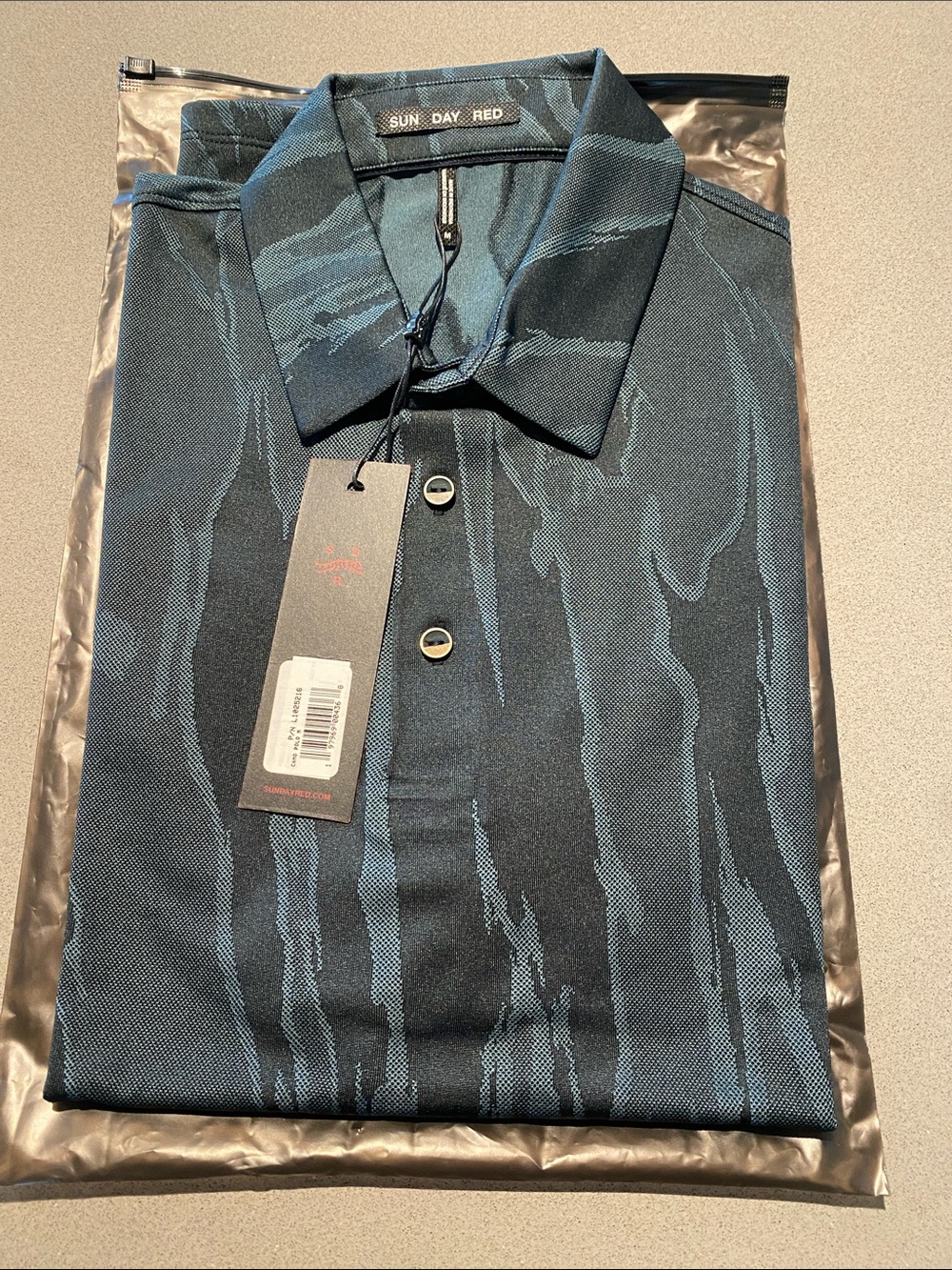 Tiger Woods Sun Day Red Golf Polo NWT Mens Size Medium Camo Black and Green.